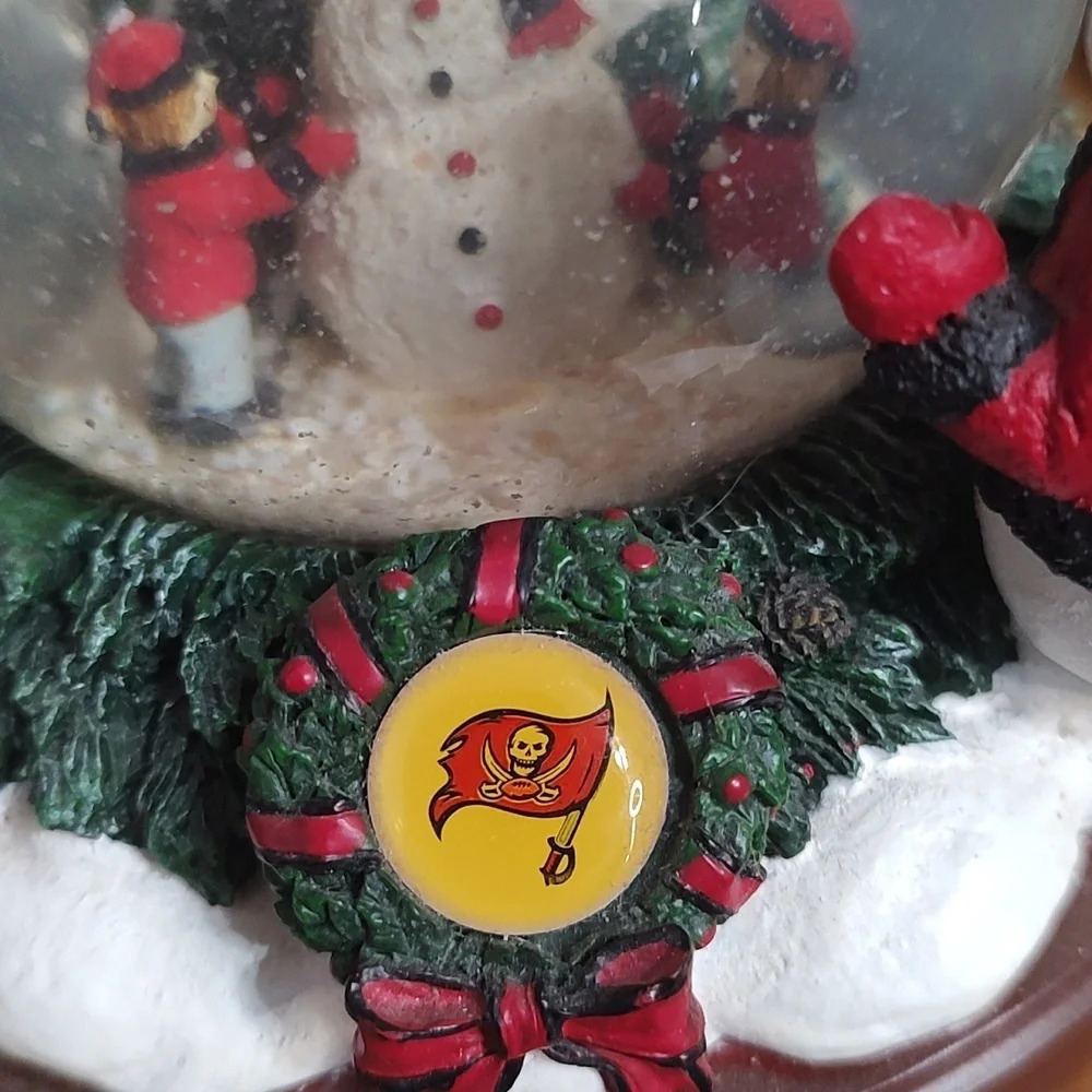 Tampa Bay Buccaneers Christmas Snowman Cheer Snow/Water Globe. - Picture 5 of 7